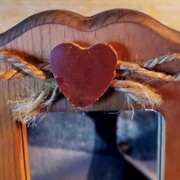 Vintage Wood Mirrored Wall Sconce & 3-Heart Wall Decor Set in Great Condition - Picture 4 of 9